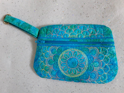 Project by Rosemary of the "Aurora Borealis Zipper Purse"