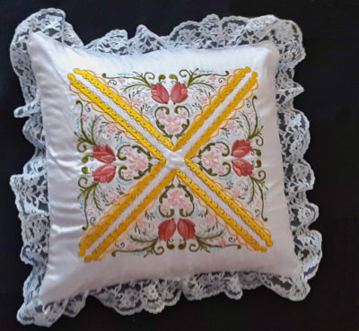 Project by Rosemary "Tulips Centerpiece, Corner and Quilt Block"