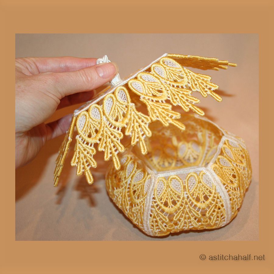 Freestanding Lace Ivory Splendor Boxes