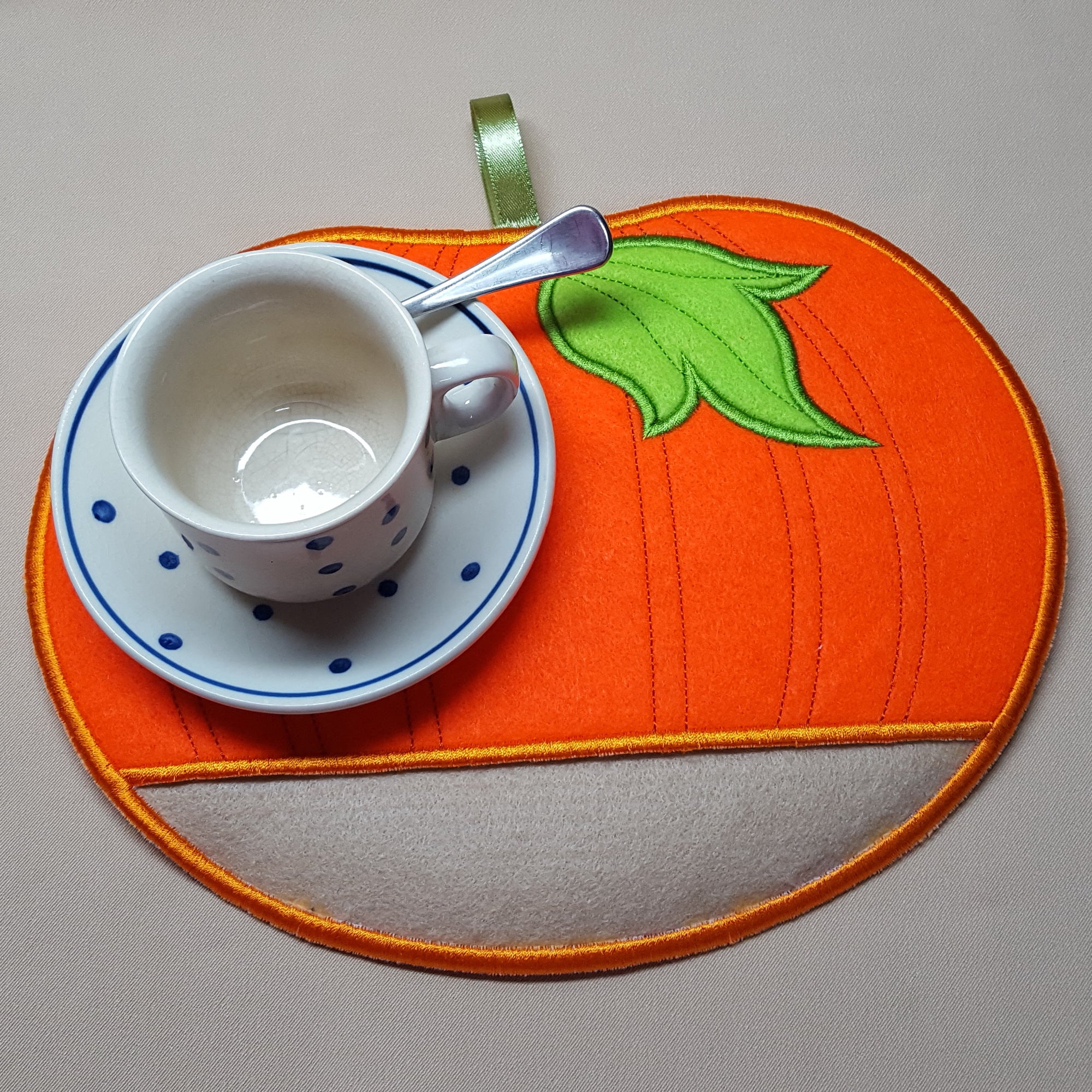 Pretty Pumpkin Oven Mitt In the hoop