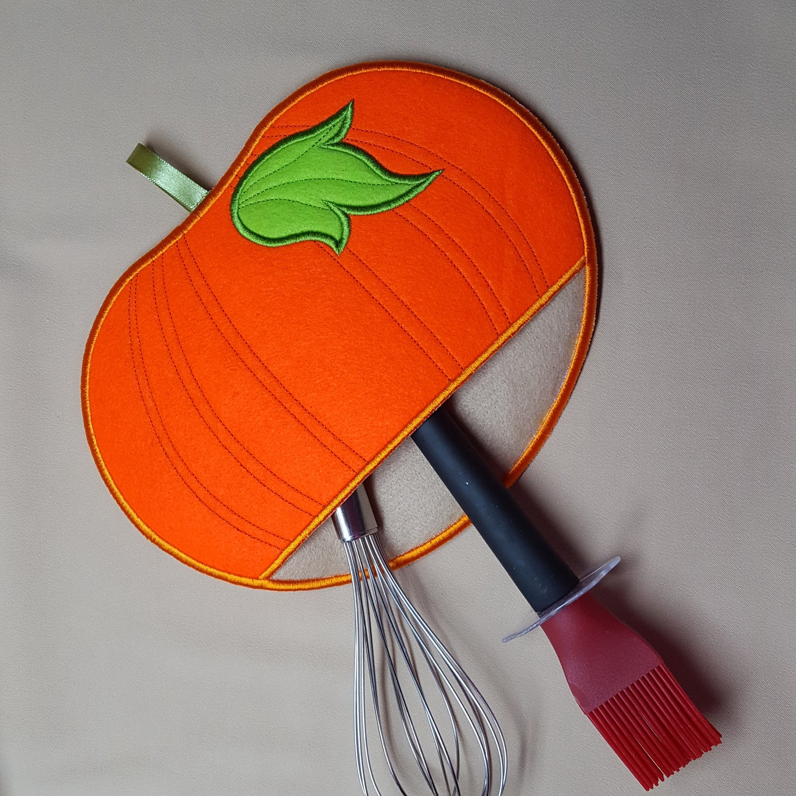 Pretty Pumpkin Oven Mitt In the hoop