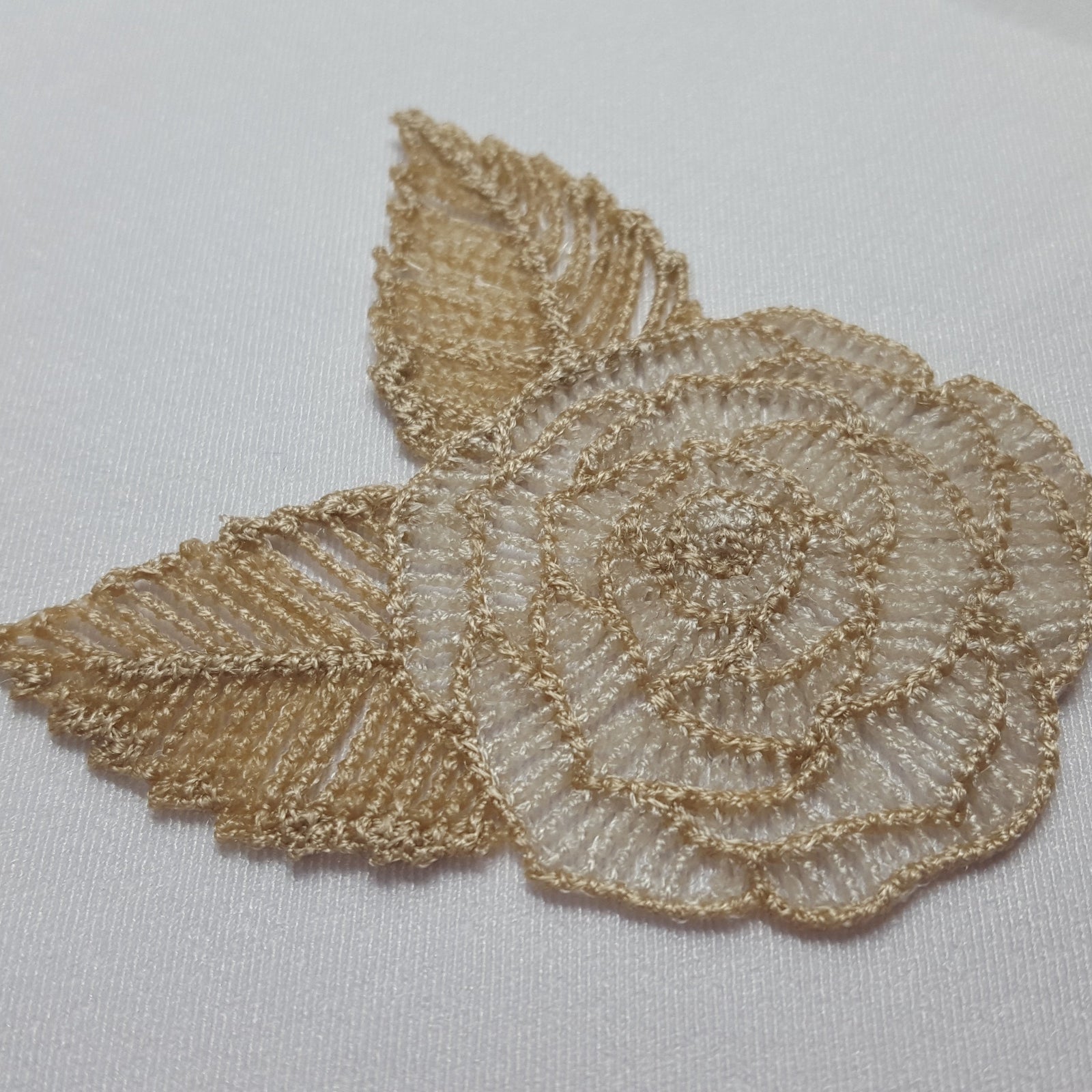 Freestanding Lace Classic Roses