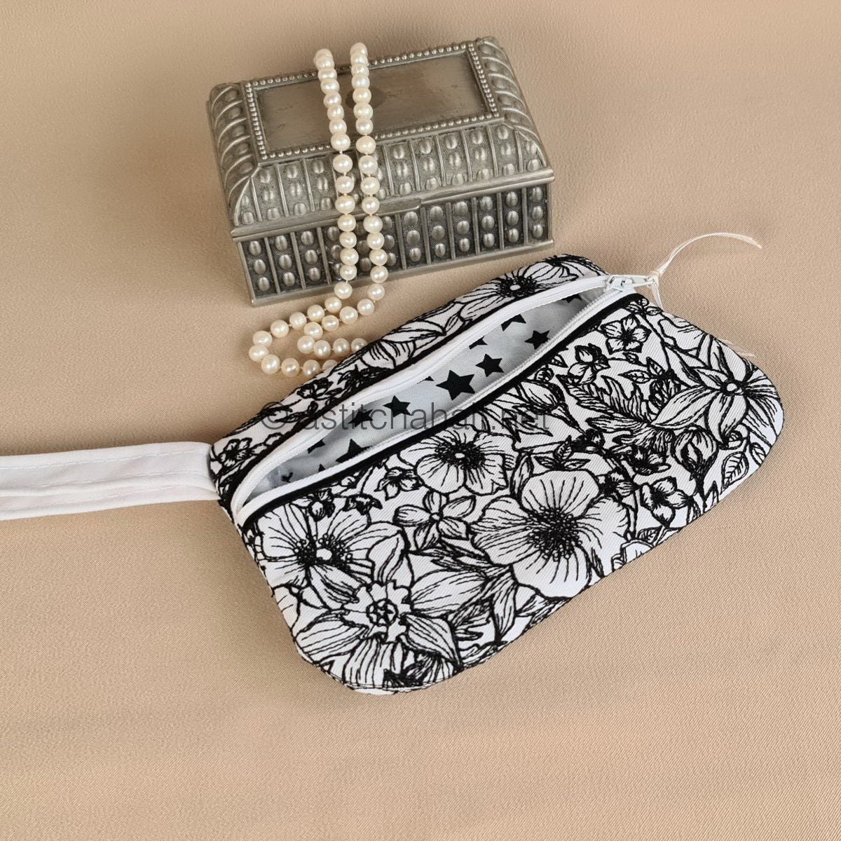 Queen of Gardens Zipper Pouch