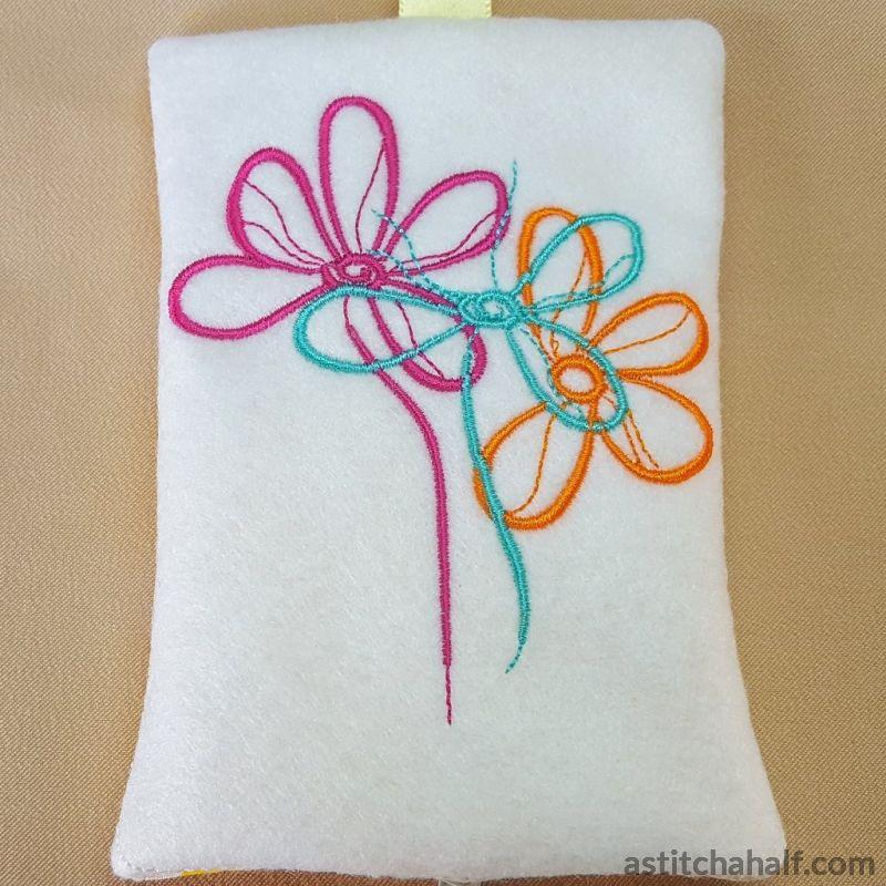 Crazy Daisy Bag With ITH Zipper - aStitch aHalf