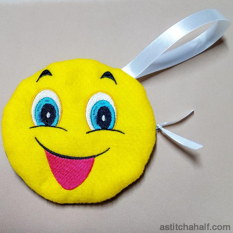 Emoji Smiley Bag with in the hoop zipper - aStitch aHalf