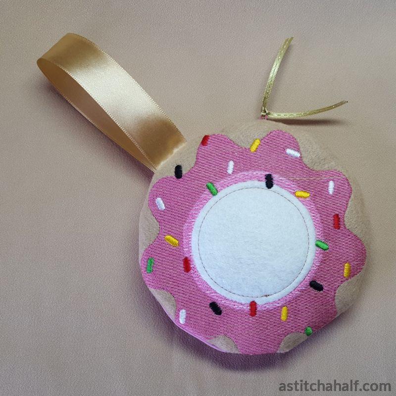 Hundreds and Thousands Donut Bag with ITH Zipper - aStitch aHalf