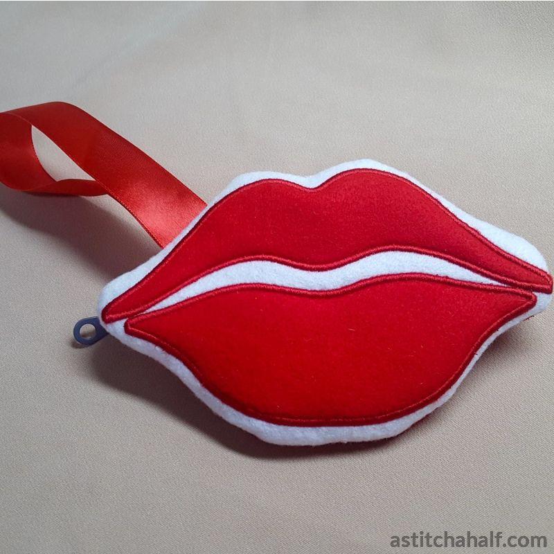 Luscious Lips Bag With ITH Zipper - aStitch aHalf