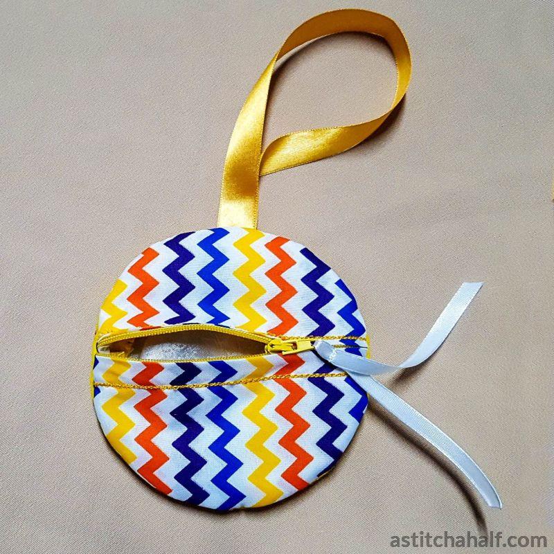 Mrs Emoji Bag with in-the-hoop Zipper - aStitch aHalf