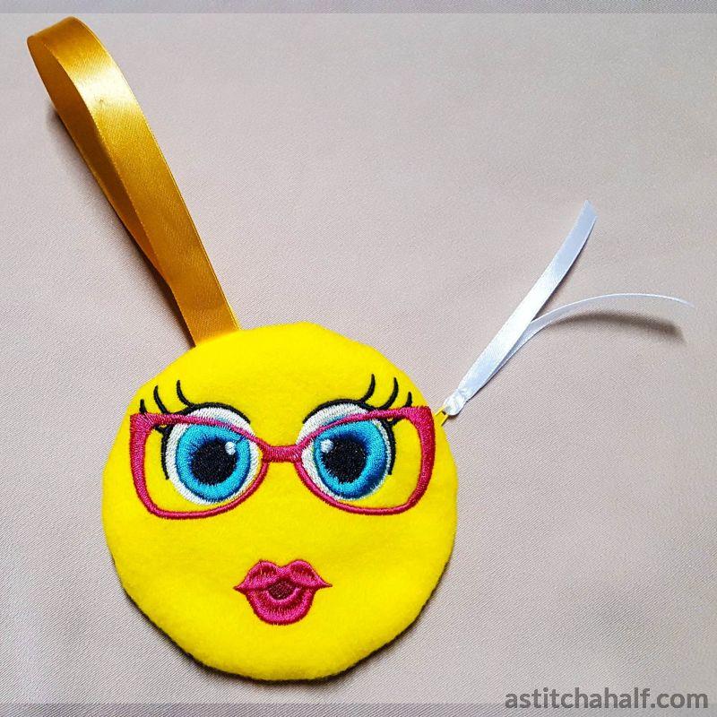 Mrs Emoji Bag with in-the-hoop Zipper - aStitch aHalf