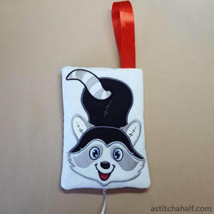 Raccoon Bag with ITH Zipper - aStitch aHalf